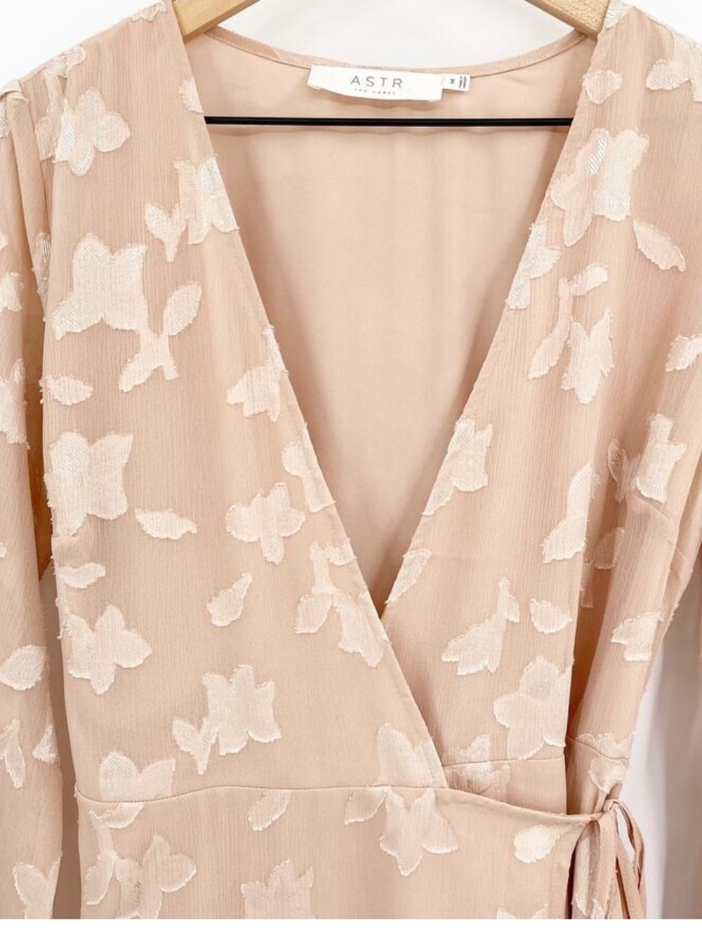 Astr Women's Blush Floral Wrap Mini Dress Size M - Picture 4 of 12
